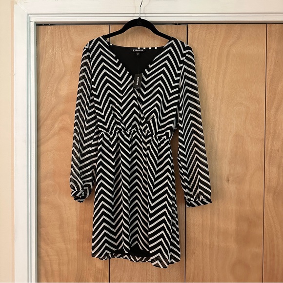 EXPRESS Black and White Chevron Dress Size XS NWT - Picture 1 of 3
